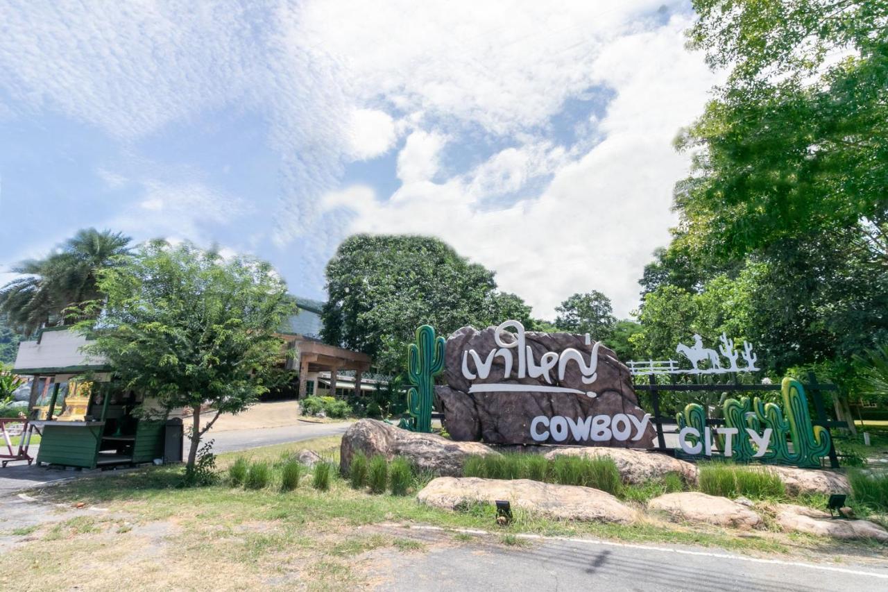 Capital O 1110 Khaoyai Cowboy City Resort Mu Si Exteriör bild